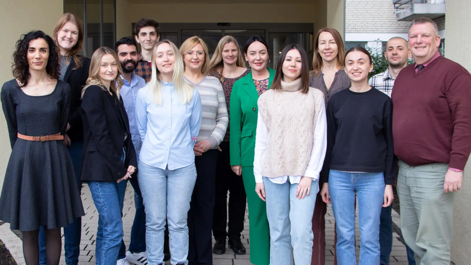 Die KHWE bietet ausländischen Medizinern einen Integrationskurs, der sie auf die Arbeit als Assistenzarzt in Deutschland vorbereiten soll. Mit ihnen freuen sich Personalleiterin Maike Tölle (zweite von links), Personalreferentin Silvia Balke (Mitte) und KHWE-Geschäftsführer Christian Jostes (rechts). Unterstützt wurden die Teilnehmer unter anderem von Isabella Potocka („IN VIA”-Bildungswerk, sechste von rechts). (Foto: KHWE)