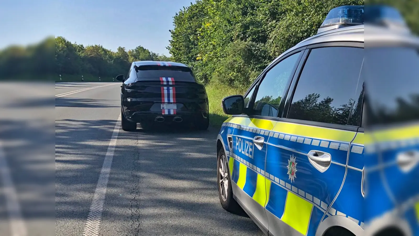 Auf der B252 bei Warburg wurden die Sportwagen kontrolliert. (Foto: Kreispolizeibehörde Höxter)