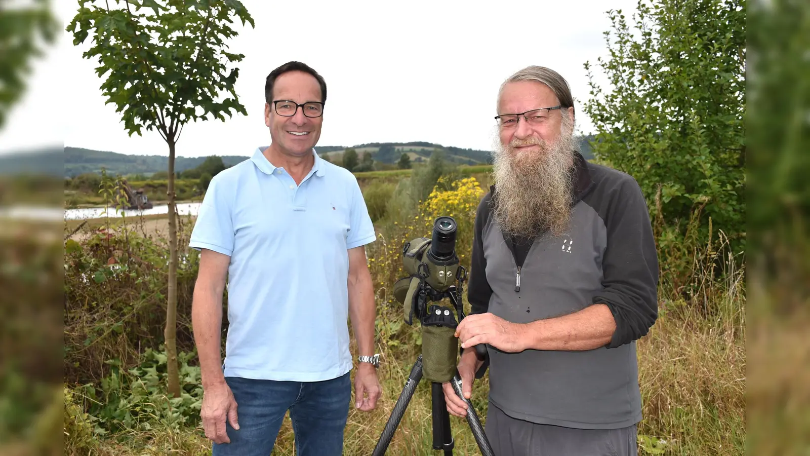 Der Unternehmer Jens Schaperdot (Erdbau GmbH und der ehrenamtliche Naturschützer Hajo Kobialka engagieren sich für zwei Schwalbenarten.  (Foto: Barbara Siebrecht)