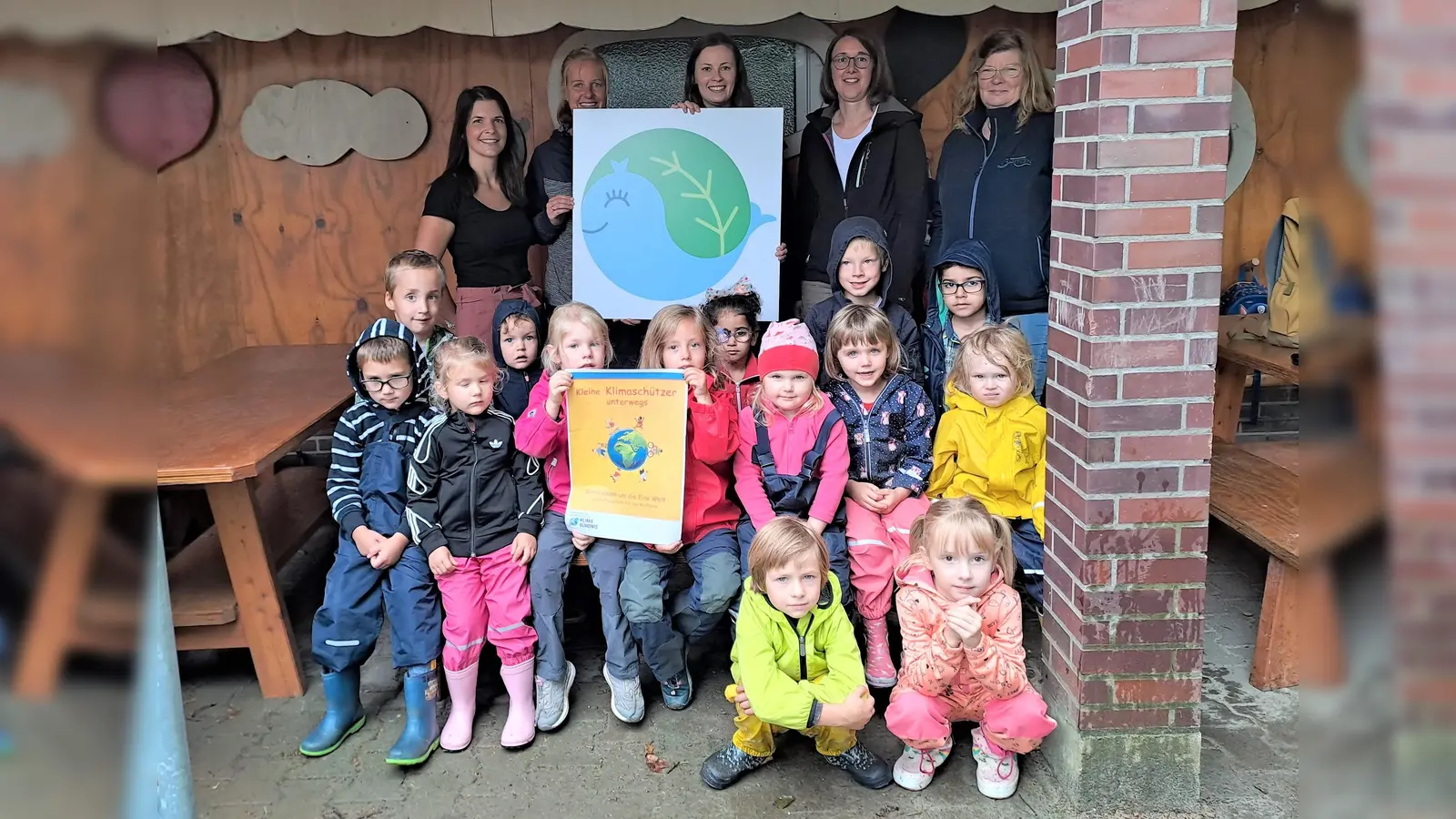 Willi, der Blattwal (auf dem Schild), passt zwar nicht aufs Fahrrad, ist aber dennoch bei jeder Klimaschutz-Aktion in den Einrichtungen der Samtgemeinde Boffzen dabei. Im Derentaler Kindergarten wird das Thema spielerisch angegangen. (Foto: Kiga Derental)