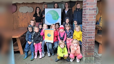 Willi, der Blattwal (auf dem Schild), passt zwar nicht aufs Fahrrad, ist aber dennoch bei jeder Klimaschutz-Aktion in den Einrichtungen der Samtgemeinde Boffzen dabei. Im Derentaler Kindergarten wird das Thema spielerisch angegangen. (Foto: Kiga Derental)