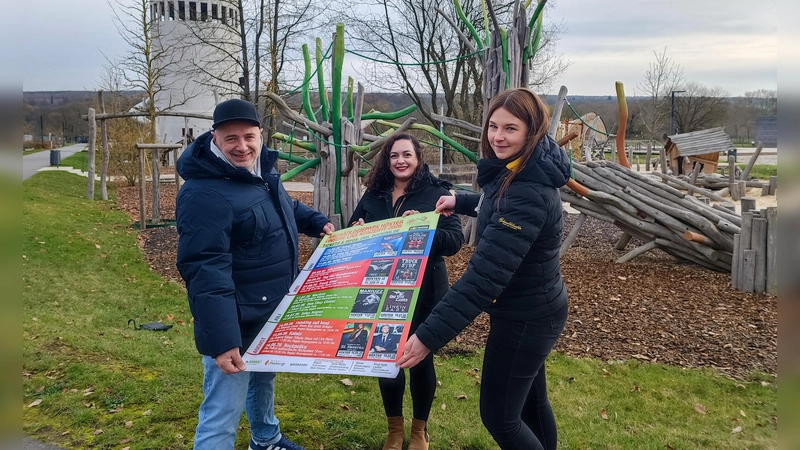 Planen die Saison 2026 im Huxarium: Konzertveranstalter Stefan Friedrich (v.l.), Gizem Cevik (Buntes Klassenzimmer/Veranstaltungen) und Madita Alberding (Geschäftsführerin Huxarium) vor dem Spielplatz im Archäologiepark Höxter.  (Foto: Huxarium Gartenpark Höxter)