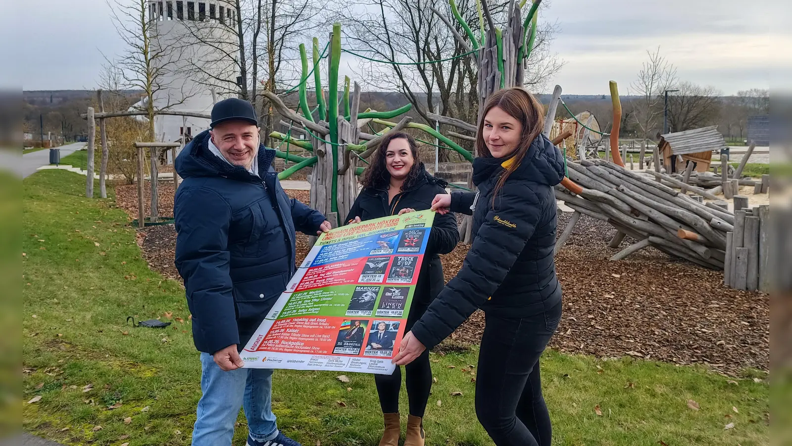 Planen die Saison 2026 im Huxarium: Konzertveranstalter Stefan Friedrich (v.l.), Gizem Cevik (Buntes Klassenzimmer/Veranstaltungen) und Madita Alberding (Geschäftsführerin Huxarium) vor dem Spielplatz im Archäologiepark Höxter.  (Foto: Huxarium Gartenpark Höxter)