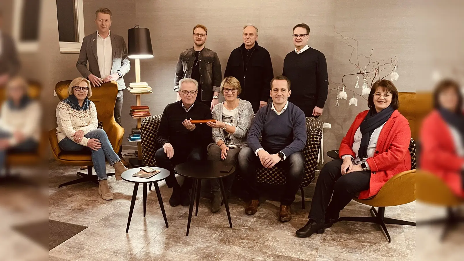 Symbolische Amtsübergabe bei der Bürgerstiftung Höxter: Der bisherige Vorstandsvorsitzende Klaus Schumacher reicht den Staffelstab an seine Nachfolgerin Claudia Pelz-Weskamp weiter. Hinten v.l. Markus Finger, Stefan Borgolte, Uwe Dierkes und Christoph Missing. Vorne v.l. Maria Franke, Klaus Schumacher, Claudia-Pelz Weskamp, Jörg Albers und Christel Hartmann. (Foto: Bürgerstiftung Höxter)