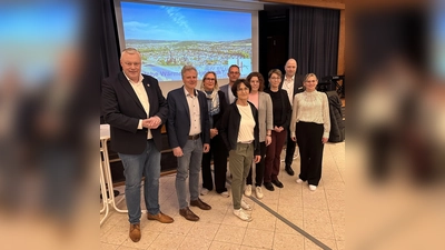 Auftakt zur kommunalen Wärmeplanung in Höxter (v.l.): Bürgermeister Daniel Hartmann, Tobias Timm (target GmbH), Baudezernentin Julia Gogrewe, Klimanetzwerkerin und Projektleiterin Klimakampagne OWL Petra Schepsmeier, Energieberater Heinz-Jörg Heinemann(Verbraucherzentrale NRW), Klimaschutzmanagerin Katharina Koßmann (Stadt Höxter), Bianca Westbomke (Verbraucherzentrale NRW), Stefan Vogt (VerbundVolksbank OWL eG) und Silke Dohmann (Sparkasse Paderborn-Detmold-Höxter). (Foto: Stadt Höxter)