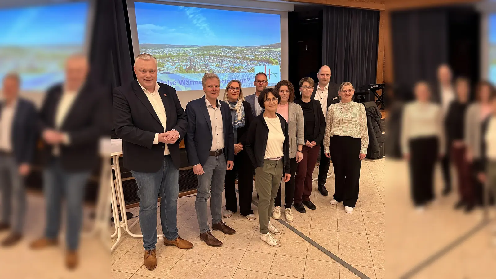 Auftakt zur kommunalen Wärmeplanung in Höxter (v.l.): Bürgermeister Daniel Hartmann, Tobias Timm (target GmbH), Baudezernentin Julia Gogrewe, Klimanetzwerkerin und Projektleiterin Klimakampagne OWL Petra Schepsmeier, Energieberater Heinz-Jörg Heinemann(Verbraucherzentrale NRW), Klimaschutzmanagerin Katharina Koßmann (Stadt Höxter), Bianca Westbomke (Verbraucherzentrale NRW), Stefan Vogt (VerbundVolksbank OWL eG) und Silke Dohmann (Sparkasse Paderborn-Detmold-Höxter). (Foto: Stadt Höxter)