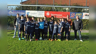 V.l. (hinten): Sponsor Nils Dietrich, Trainer David Fischer, Ryan, Fynn, Robin, Joel, Niko, Luciano, Fritz, Mohammed, Trainer Christoph Giesemann, Sponsor Ralf Dietrich, (vorn) Jona, Artur, Tizian, Elias, Henri, Tshe, Nick und Jordan.  (Foto: privat)