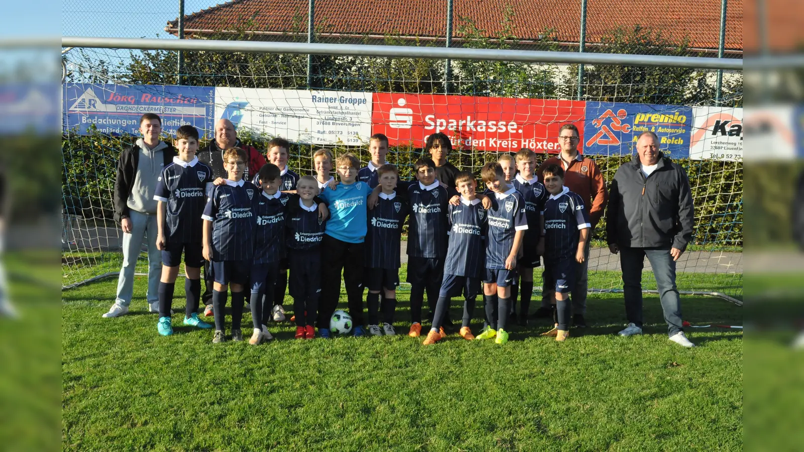 V.l. (hinten): Sponsor Nils Dietrich, Trainer David Fischer, Ryan, Fynn, Robin, Joel, Niko, Luciano, Fritz, Mohammed, Trainer Christoph Giesemann, Sponsor Ralf Dietrich, (vorn) Jona, Artur, Tizian, Elias, Henri, Tshe, Nick und Jordan.  (Foto: privat)