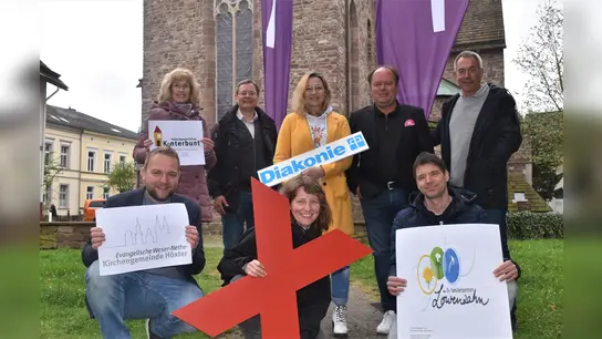 Sie machen ein buntes Programm: (vorne v. l.) Pfarrer Tim Wendorff, Nicole Zielke (Theaterwerkstatt), Heiko Utermöhe (Kita Löwenzahn), (hinten v. l.) Andrea Jolmes (Kita Kunterbunt) Pfarrer Gunnar Wirth, Astrid Schäfers (Diakonie), Raphael Voß (Bethel.regional) und Berno Schlanstedt (St.-Petri-Stift).  (Foto: Barbara Siebrecht)