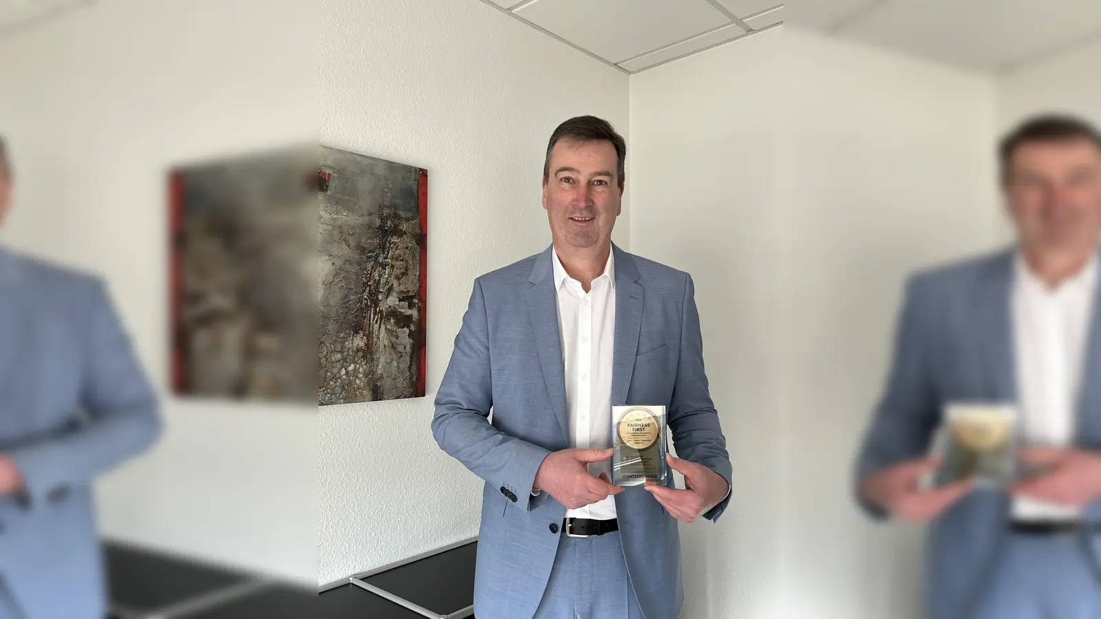 bdks-Vorstand Prof. Gerrit Jungk präsentiert das Fairness First-Siegel. (Foto: bdks)