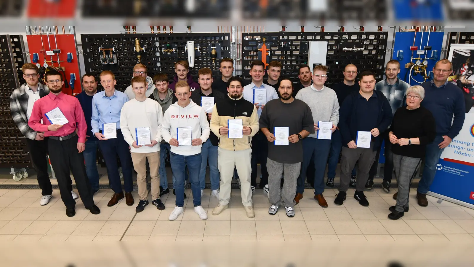 Die erfolgreichen Prüflinge sowie Mitglieder des Gesellenprüfungsausschusses: 1. Reihe v.r. Obermeisterin Jutta Wiegand, 2. Reihe 1 v.r. Prüfungsvorsitzender und Berufsschullehrer Dietmar Drüke, 2. Reihe 2 v.r. Ausbilder André Nahen, 2. Reihe 2 v.l. stellv. Vorsitzende Nicolas Hördemann. (Foto: Kreishandwerkerschaft Höxter-Warburg)