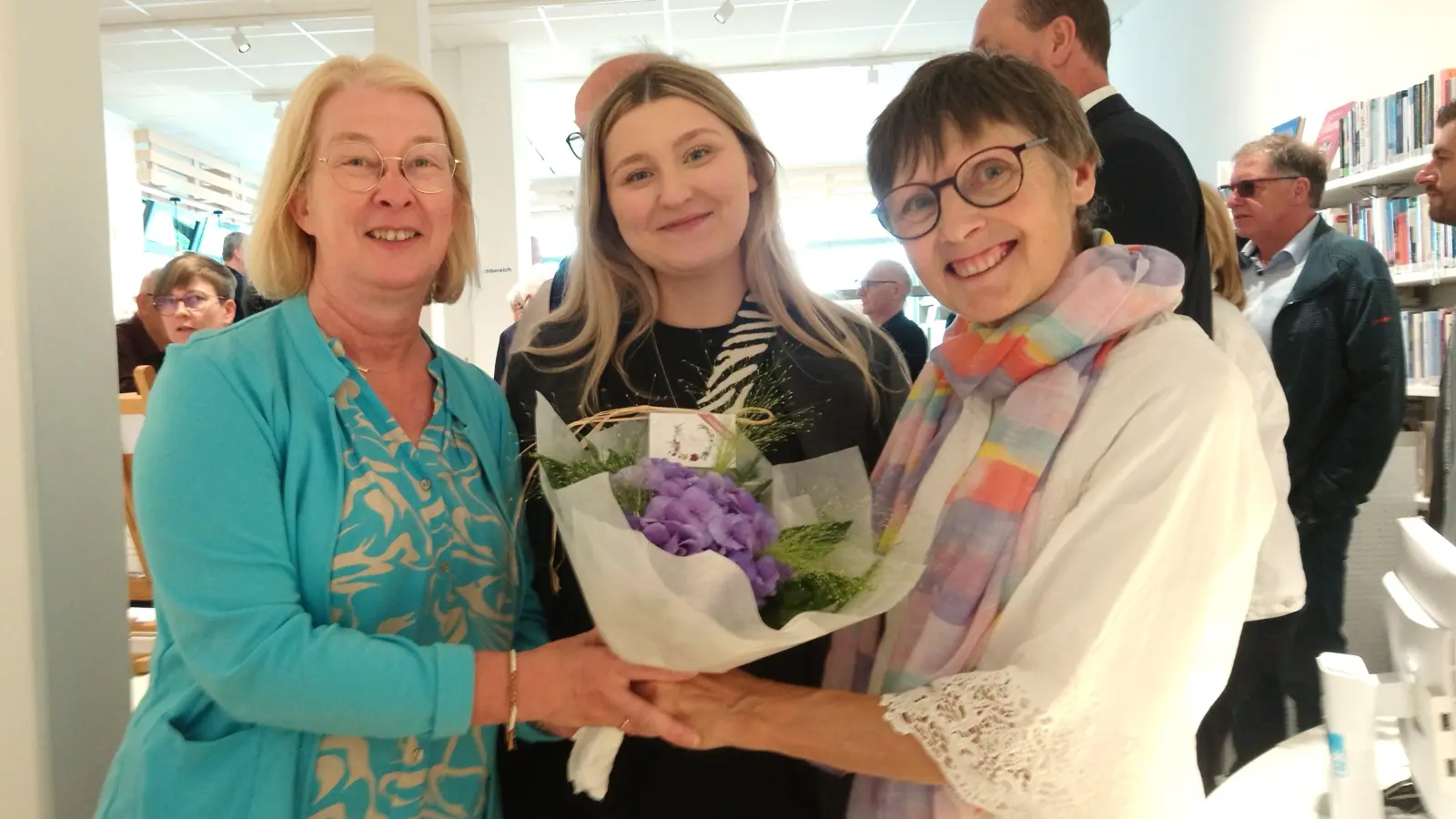 Eröffnungsfreude (v.l.): Marion Oeynhausen (Schulleiterin Schule unter der Iburg), Jessica Flemming (Leiterin der Offenen Ganztagsschule) und Silke Kampmann-Pitz (Bücherei-Leiterin). (Foto: Doris Dietrich)