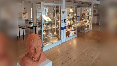 Ein Blick in die 1 Etage mit dem Thema „Hugenottische Firmen”.  (Foto: Hugenottenmuseum)