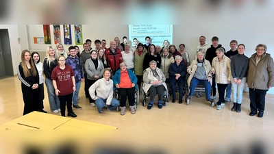 Schülerinnen und Schüler der Klasse 10F und die Seniorinnen und Senioren aus dem Altenheim Hesena. (Foto: privat)