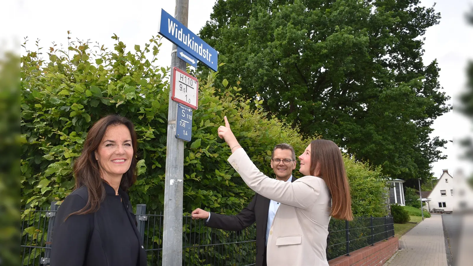 INa Kreimer, Micahel Meier und Madita Alberding mit dem Schild der Widukindstraße.  (Foto: Huxarium Gartenpark)