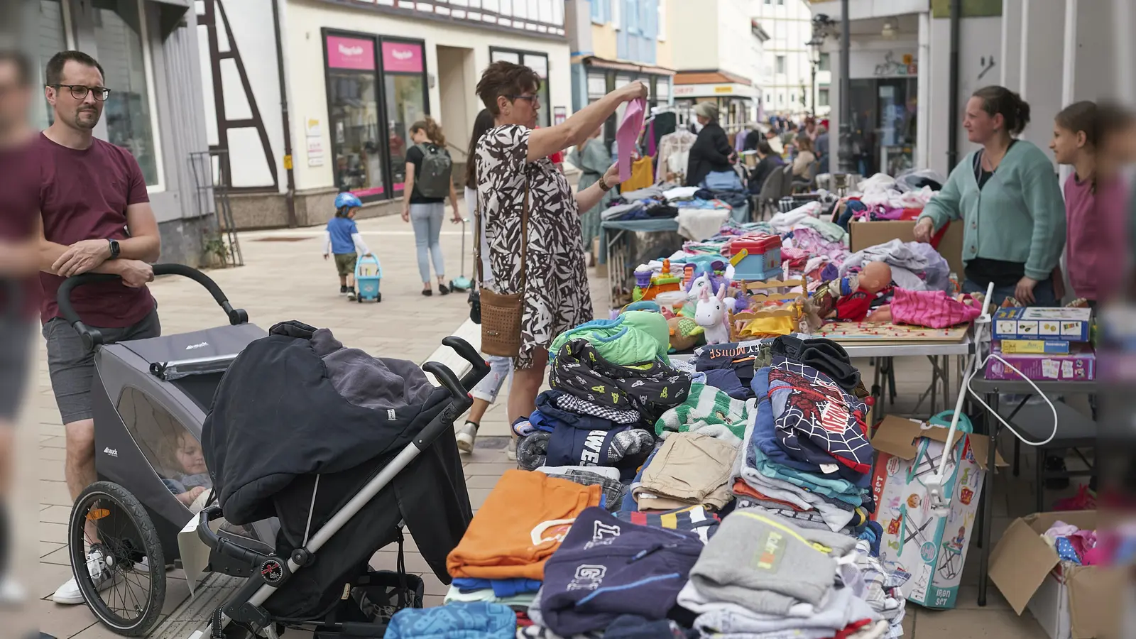 Immer gut besucht ist der OpenAir-Stadtflohmarkt in der Dornröschenstadt, der auch in diesem am 9. August Jahr wieder stattfinden soll. Anmeldungen sind noch bis 15. Juli möglich. (Foto: Stefan Bönning)