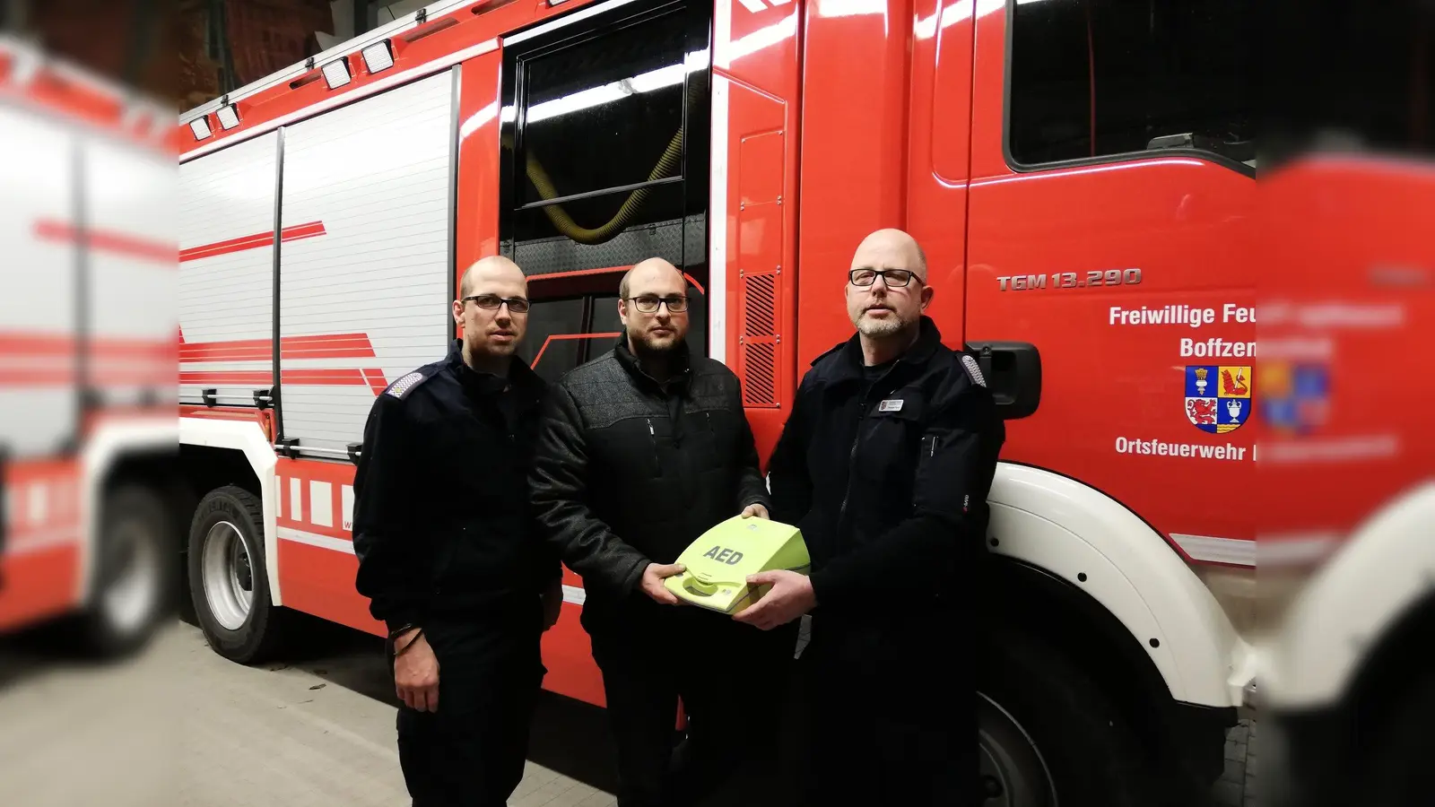 Benjamin Diesing, (v. l.) Tobias Weißfinger (Förderverein) und Thorsten Reim bei der Übergabe des Gerätes (Foto: Foto: Kevin Reim)