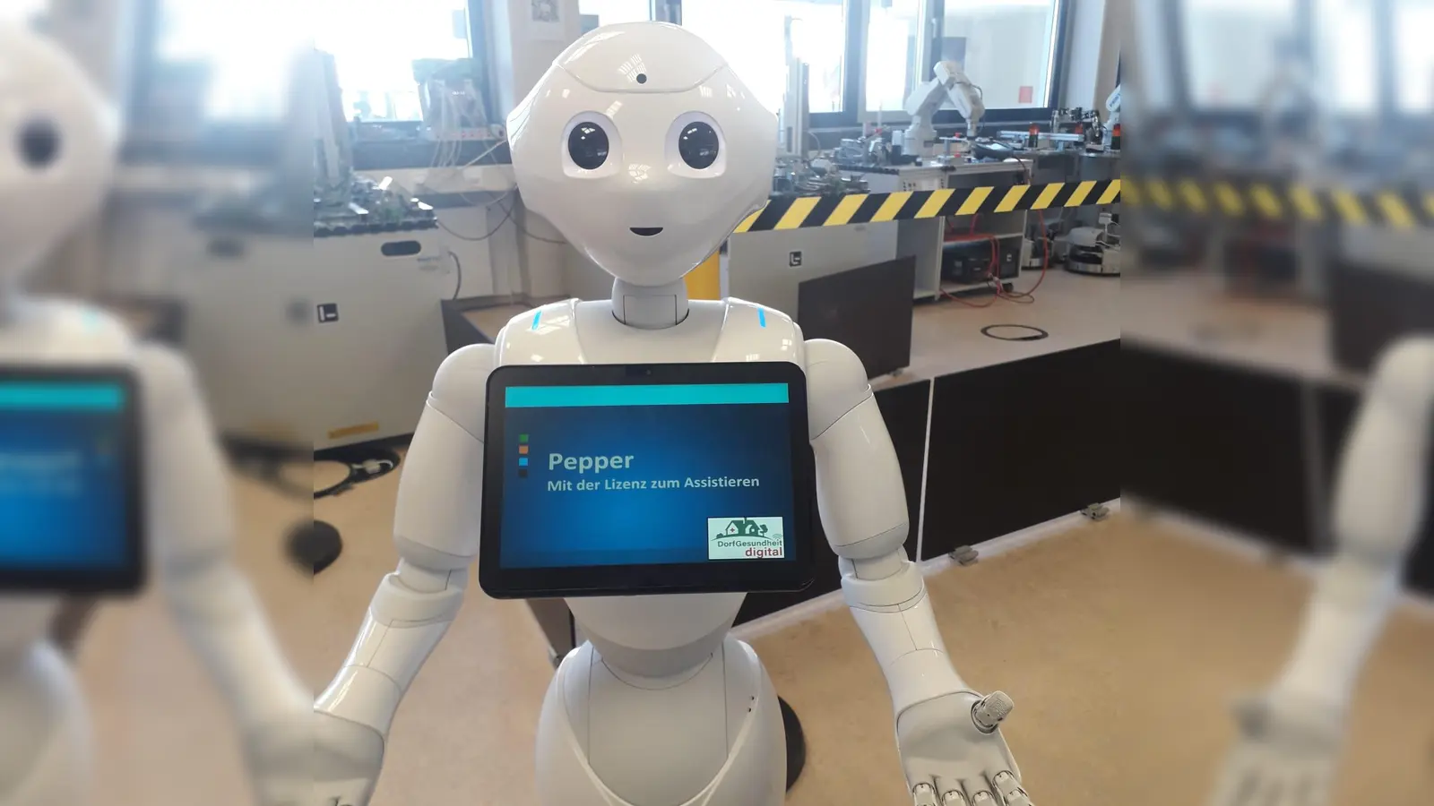 Der Pflegeroboter „Pepper“ hatte seinen ersten Auftritt im Kreis Höxter bei der Auftaktveranstaltung zum Start des Pilotprojekts „Dorf.Gesundheit.Digital“. (Foto: Kreis Höxter)