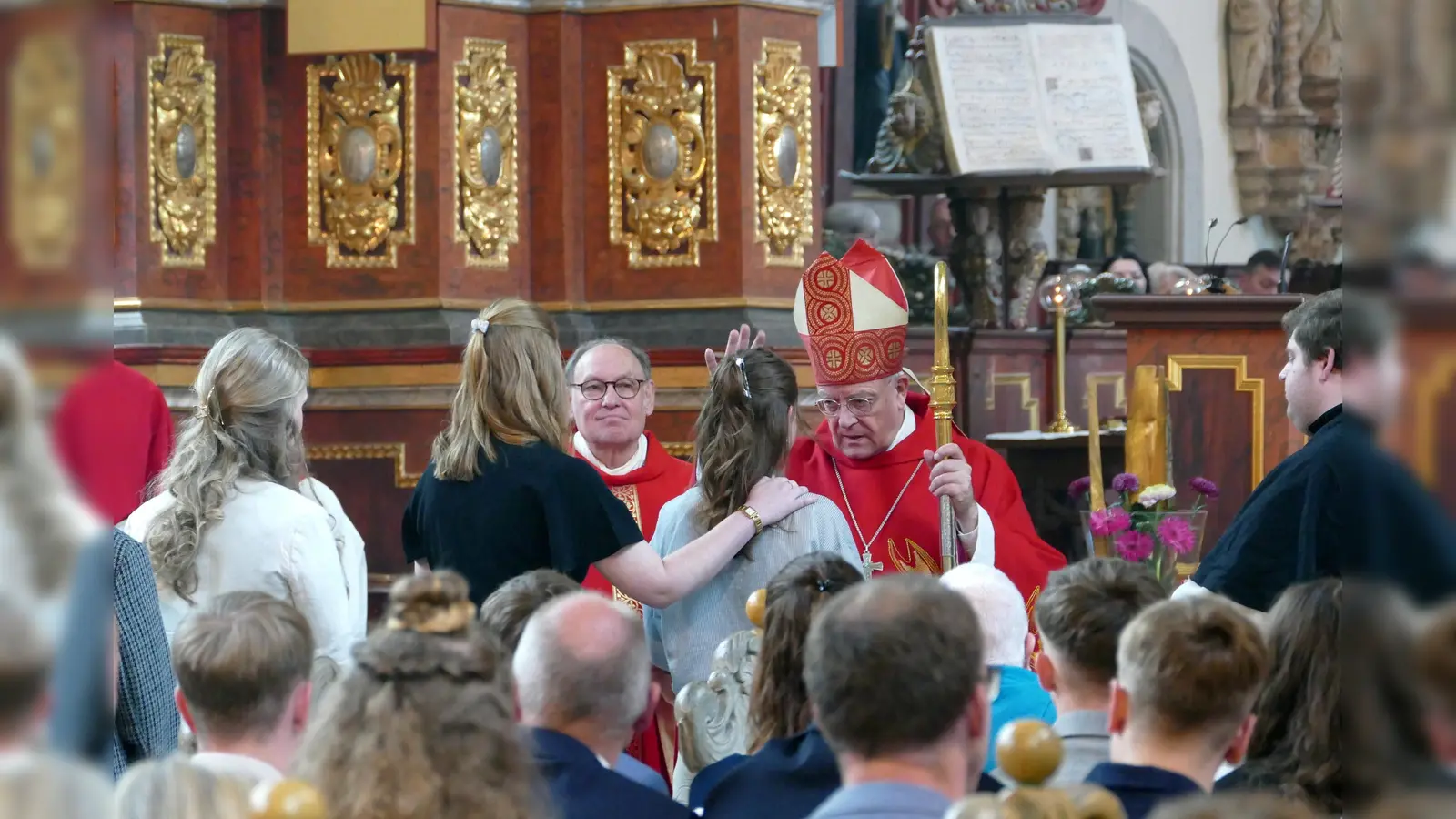 Firmung 2025 mit Weihbischof Matthias König: (Foto: Kirchengemeinde Corvey)