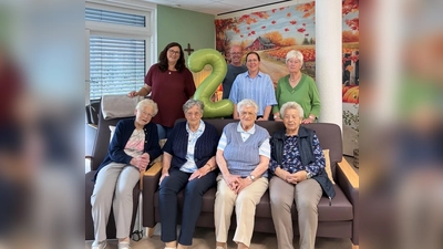 Geburtstag der Tagespflege (v.l. oben): Miriam Völlmeke, Markus Grewe, Tanja Michel, Ursula Rhode, (unten) Therese Held, Hermine Nolte, Gertrud Stuwe, Mathilde Tölle. (Foto: privat)