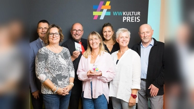 Der allgemeine Vertreter des Bürgermeisters Elmar Meyer (v.l.), Katharina Kiele-Dunschen, Frank Spiegel, Nadja Herrmann, die Vorsitzende Claudia Nolte, Svenia Koch, und Franz Meyer freuen sich über den Preis. (Foto: privat)