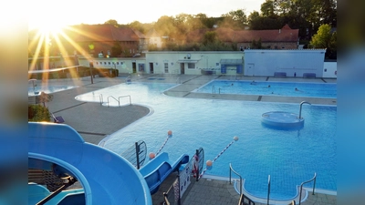 Morgenstimmung im Sommer-Bad. (Foto: Stadt Brakel)