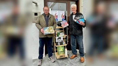 Der letztjährige Präsident Peter Tewes (l.) und der amtierende Präsident Martin Becker (r.) vom Rotary Club Warburg freuen sich auf viele Besucher beim Bücher-Markt. (Foto: privat)