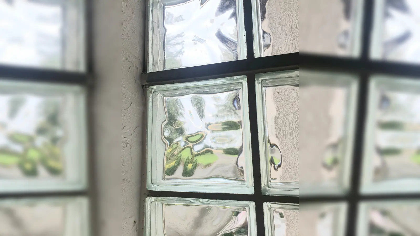 Glasbausteine sind noch in vielen Häusern verbaut.  (Foto: Barbara Siebrecht)