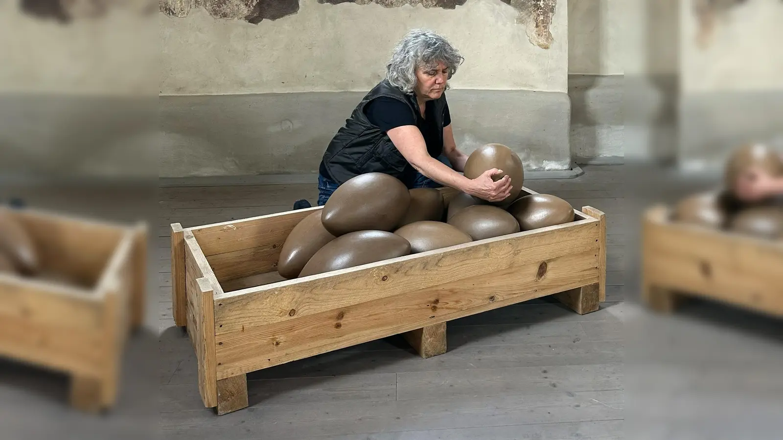 Monika Bodenmüller beim Aufbau der Ausstellung. (Foto: Rainer Mues)
