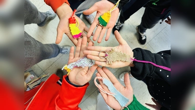 Beim „zero waste fashion design” werden z.B. bunte Schlüsselanhänger gefertigt. (Foto: privat)