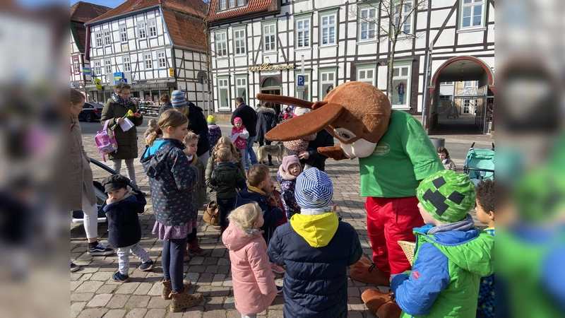 Auf Tuchfühlung mit dem Osterhasen: Am 31. März können die Kinder dem fröhlichen Hasen Maxi die plüschige Hand schütteln und Erinnerungsfotos machen. (Foto: Brauns-Heitmann)