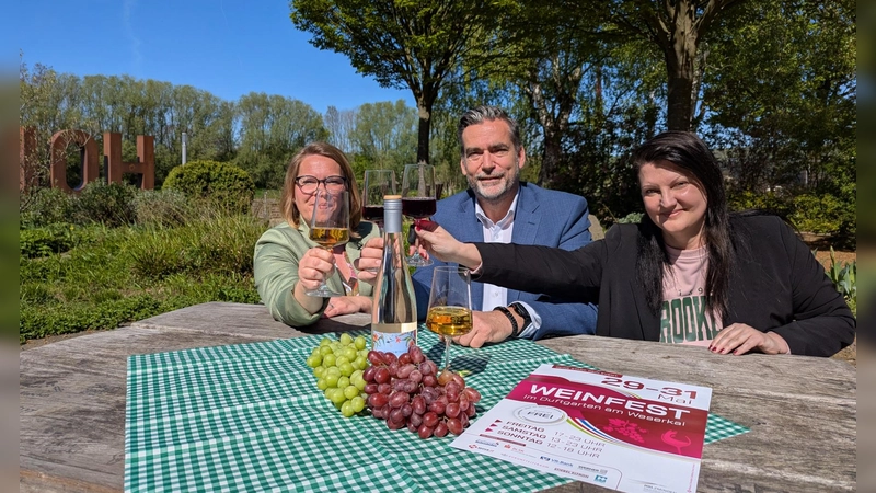 Holzmindens Bürgermeister Christian Belke, Michaela Reinecke-Koller und Inga Schaper von der Stadtmarketing Holzminden GmbH freuen sich auf das Weinfest im Duftgarten am Weserkai. (Foto: Stadtmarketing Holzminden GmbH)