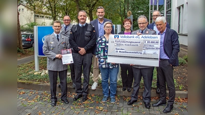 Feierliche Scheckübergabe. (Foto: PIZ Unterstützung Bonn SF Wilke)