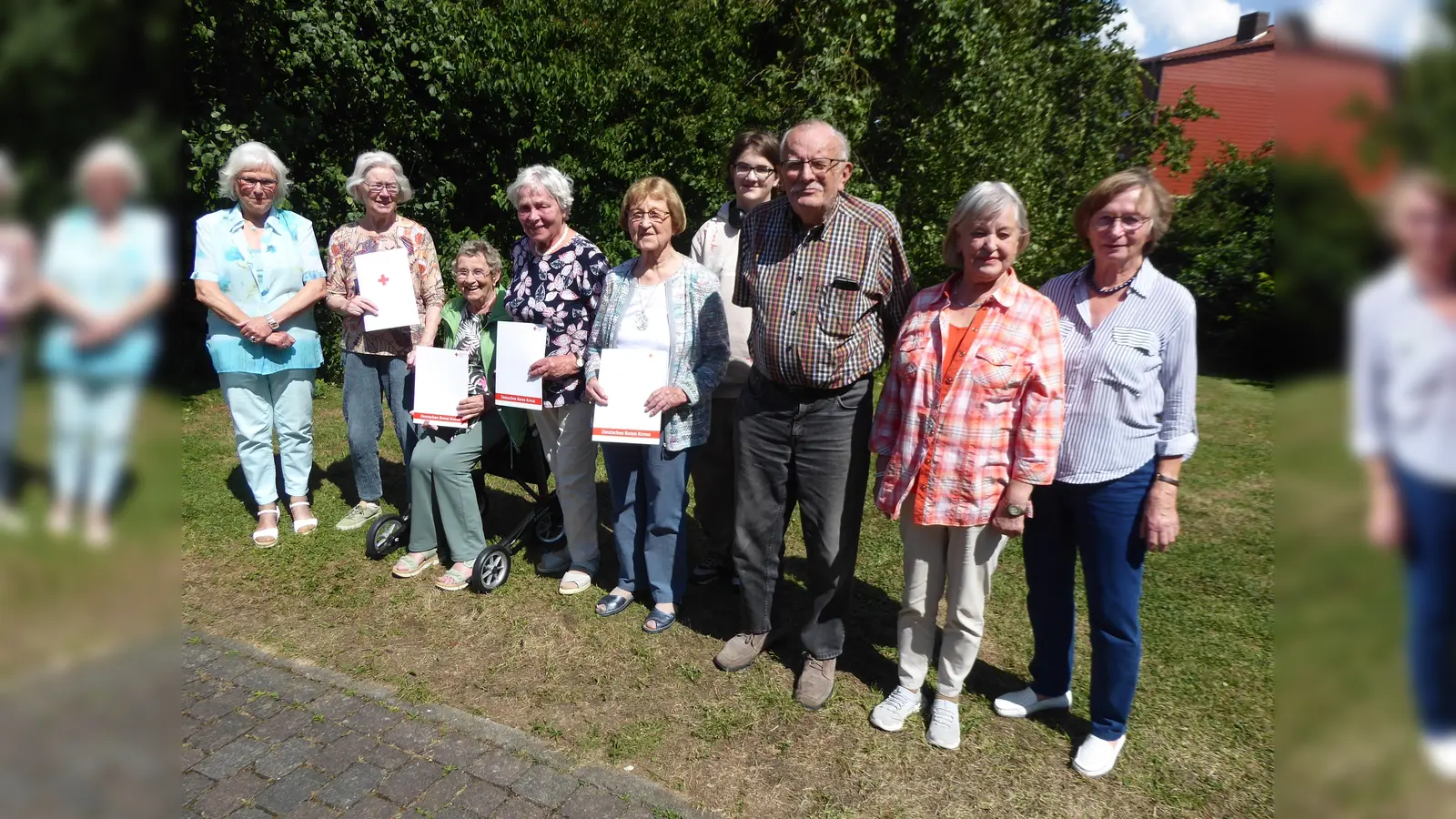 V.l.: Christa Harter, Gerlinde Sinemus, Ulla Hamburg, Ursula Sinemus, Brigitte Fuest, Robin Deutsch –Enkel vom Vorstandsmitglied- Alfred Deutsch, Monika Thöne und Hildegard Stürmann (nicht auf dem Foto Gisela Flamme-Brüne). (Foto: privat)