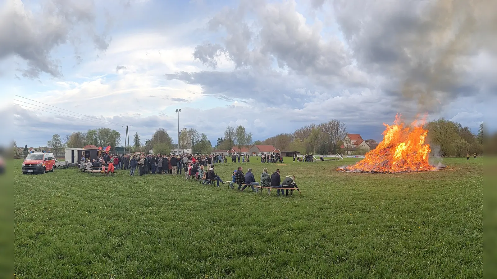 Die Osterfeuer wie in Ossendorf gehören zum Jahreslauf im Rahmen der Osterfeiertage dazu. Hier trifft man sich, genießt den Schein des Feuers und gute Gespräche in besonderer Atmosphäre. (Foto: Feuerwehr-Warburg)
