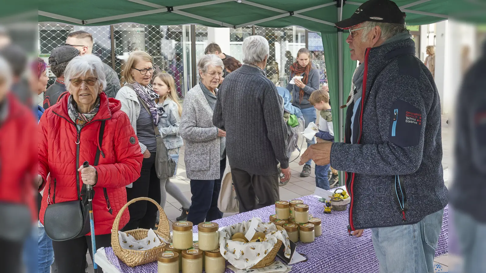 Buntes Marktreiben an fast 30 Verkaufs- und Informationsständen wartet auch in diesem Jahr auf die Besucher des Dornröschenfestes in Hofgeismar. (Foto: Stefan Bönning)