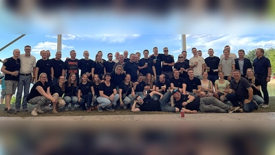 Zu Gast bei Freunden: Das Warburger Stadt- und Jugendorchester mit Dirigent Olaf Krane (vorne rechts, liegend), Jörn Becker und der erste Beigeordnete Andreas Niggemeyer (erster und zweiter von links), der stellv. Bürgermeister Thomas Vonde (elfter von links), Falkenbergs Bürgermeister Matthias Loske (zweiter von rechts) sowie Gunter Gesper (rechts) 1. Vorsitzender vom Jugendblasorchester Falkenberg<br>verbrachten eine gute gemeinsame Zeit in Falkenberg/Elster. (Foto: Hansestadt warburg)