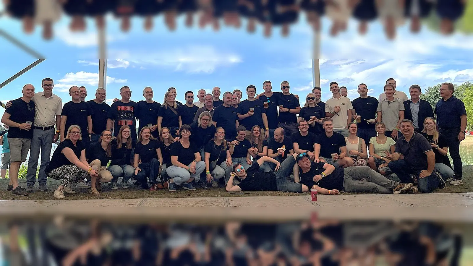 Zu Gast bei Freunden: Das Warburger Stadt- und Jugendorchester mit Dirigent Olaf Krane (vorne rechts, liegend), Jörn Becker und der erste Beigeordnete Andreas Niggemeyer (erster und zweiter von links), der stellv. Bürgermeister Thomas Vonde (elfter von links), Falkenbergs Bürgermeister Matthias Loske (zweiter von rechts) sowie Gunter Gesper (rechts) 1. Vorsitzender vom Jugendblasorchester Falkenberg<br>verbrachten eine gute gemeinsame Zeit in Falkenberg/Elster. (Foto: Hansestadt warburg)