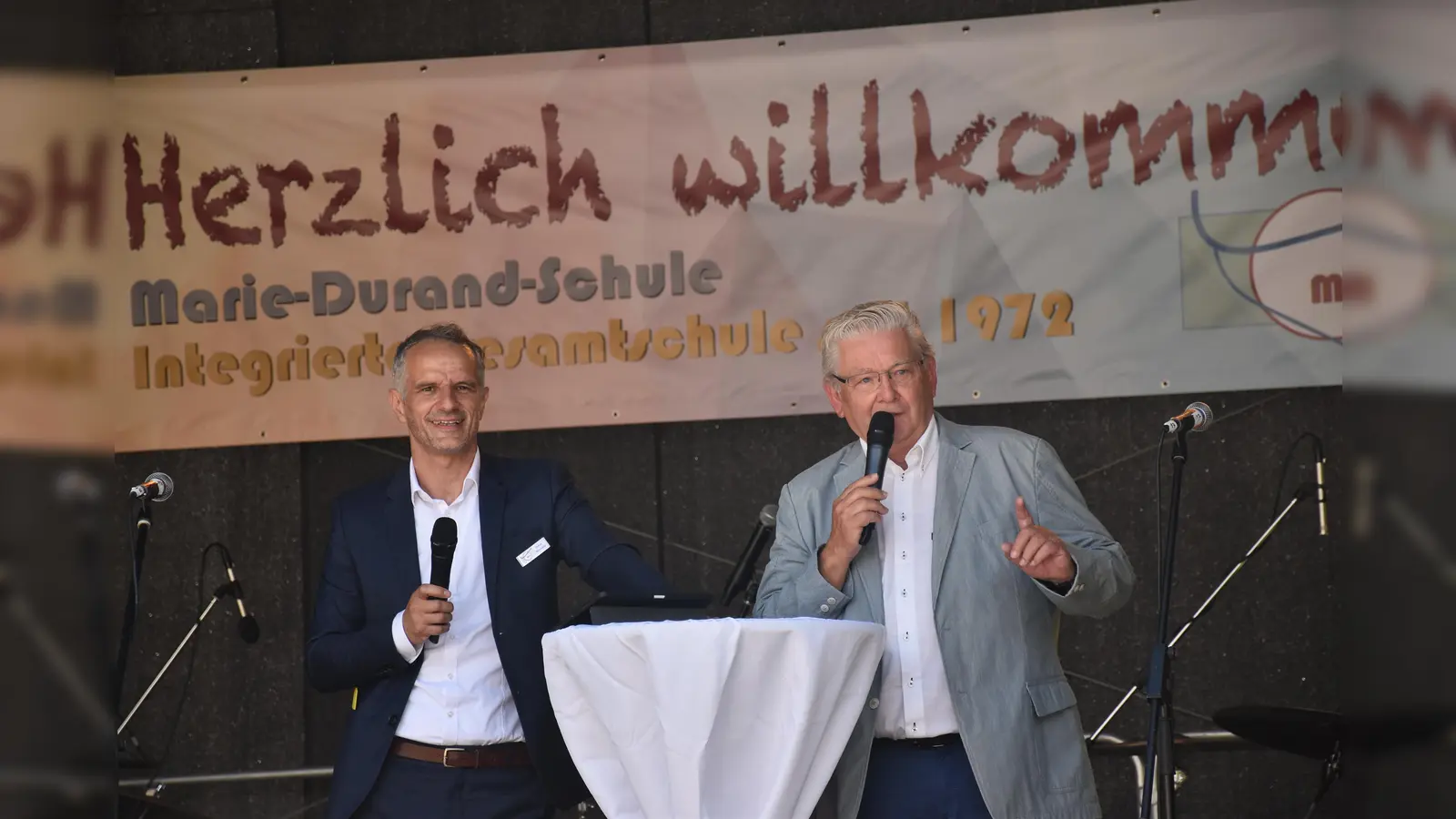 Der Schulleiter Driton Mazrekaj und der ehemalige Schulleiter Karl-Erwin Franz hielten einen kurzweiligen Rückblick auf die Entwicklung der Marie-Durand-Schule.  (Foto: Barbara Siebrecht)
