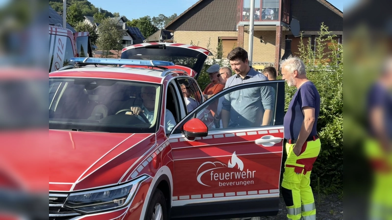 Der stellv. Bürgermeister Günter Weskamp prüft zusammen mit dem Ratsmitglied Simon Sonntag neuen Kommandowagen des Einsatzleiters vom Dienst (Foto: Freiwillige Feuerwehr )