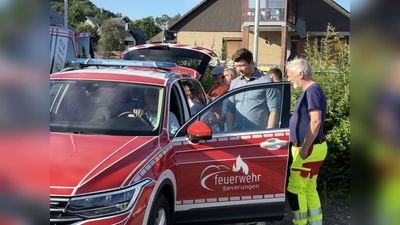 Der stellv. Bürgermeister Günter Weskamp prüft zusammen mit dem Ratsmitglied Simon Sonntag neuen Kommandowagen des Einsatzleiters vom Dienst (Foto: Freiwillige Feuerwehr )