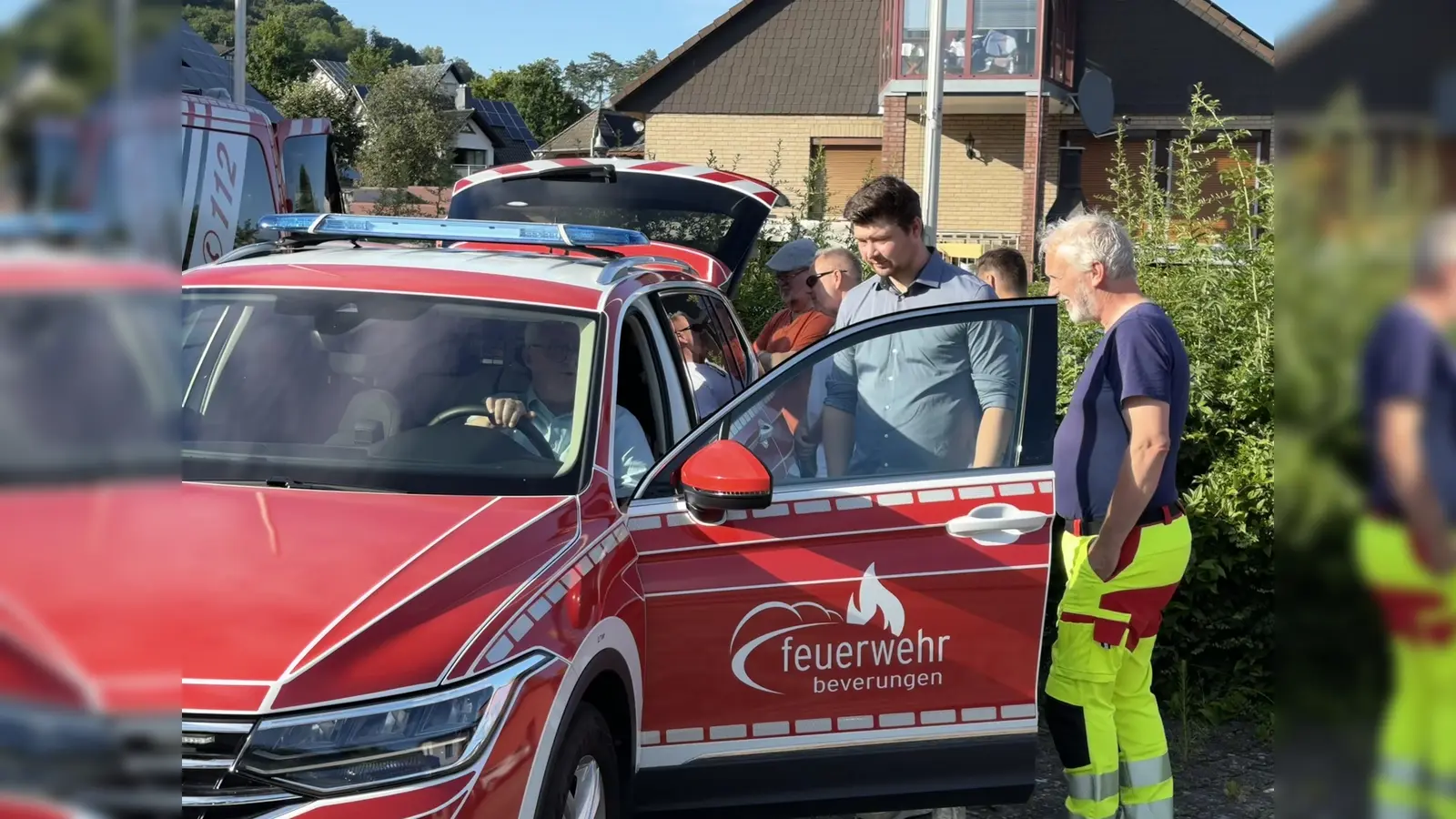 Der stellv. Bürgermeister Günter Weskamp prüft zusammen mit dem Ratsmitglied Simon Sonntag neuen Kommandowagen des Einsatzleiters vom Dienst (Foto: Freiwillige Feuerwehr )