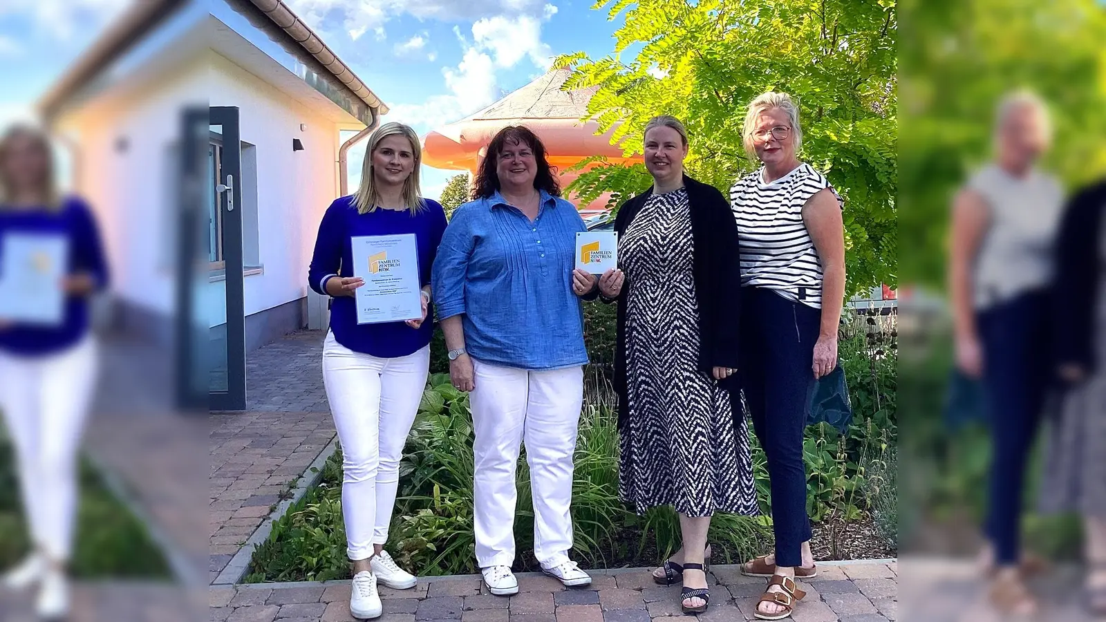 Erzieherin Nicola Rose und Kita-Leitung Ilona Kröger freuen sich über die Verleihung der Zertifizierung „Familienzentrum“ durch Regionalleiterin Kirsten Gerold. Zuvor hatte die Einrichtung mit Gemeindereferentin Christina Bolte einen Gottesdienst gefeiert. (Foto: Kath. Kita St. Franziskus)