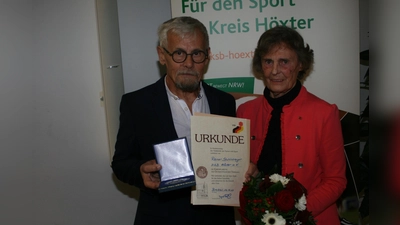 Verleihung der Ehrenplakette mit Urkunde. (Foto: KSB/W. Gawandtka)