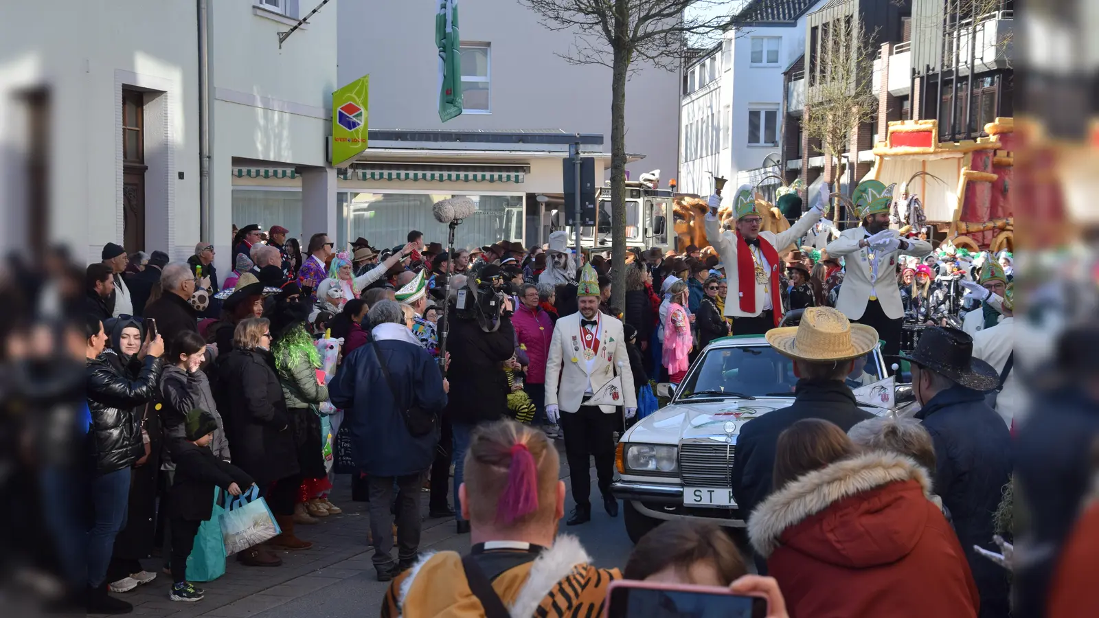 Auf Steinheims Straßen gings mal wieder besonders lustig zu. (Foto: Marc Otto)