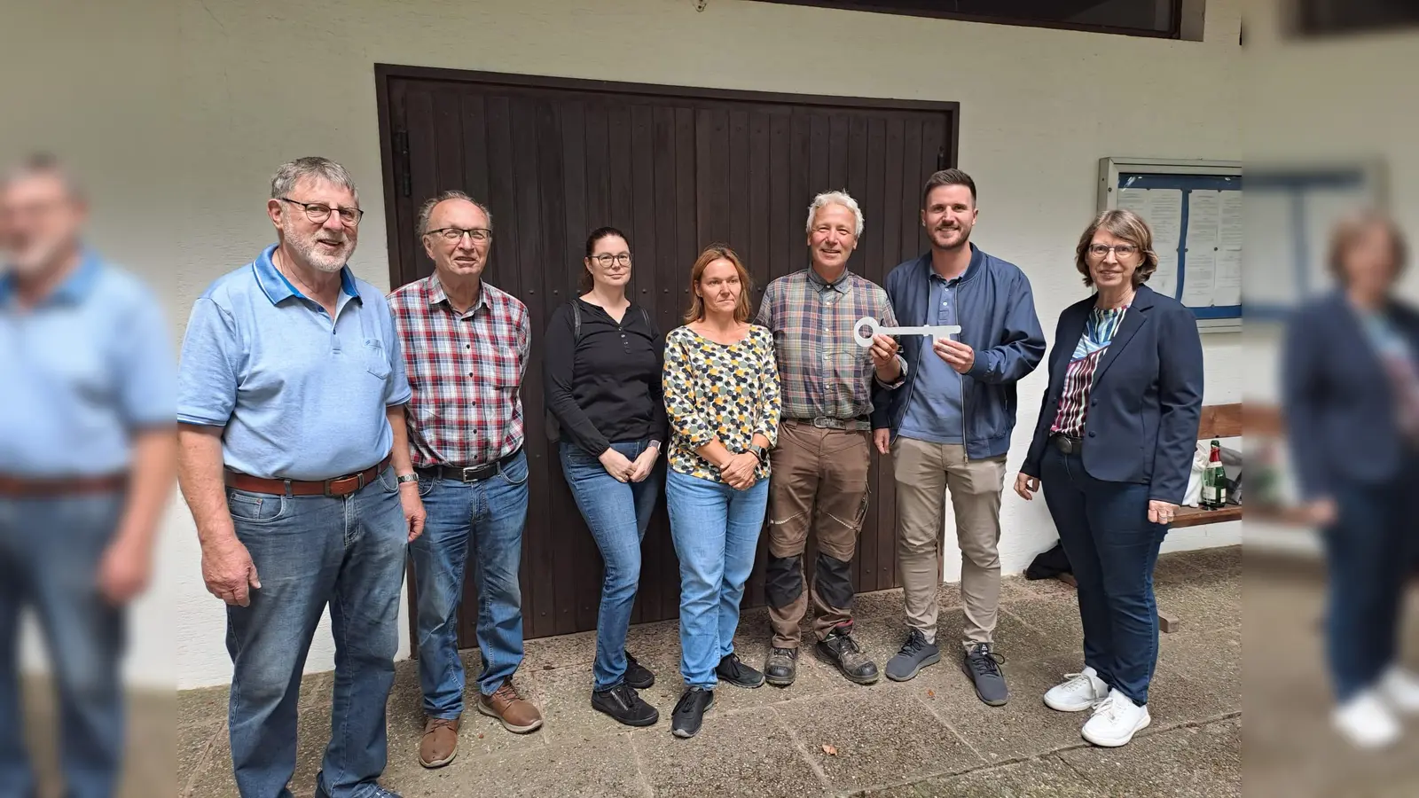 Symbolische Schlüsselübergabe (v.l.): Karl-Heinz Bickmeier, Hans-Werner Diezmann, Malanie Stöcker(Samtgemeinde Boffzen), Kathrin Held (OKV Solling-Weser), Hilmar von Mansberg (OKV Solling-Weser), Falko Otte (Samtgemeinde Boffzen), Pastorin Bertha Bolte-Wittchen. (Foto: OKV Solling-Weser)