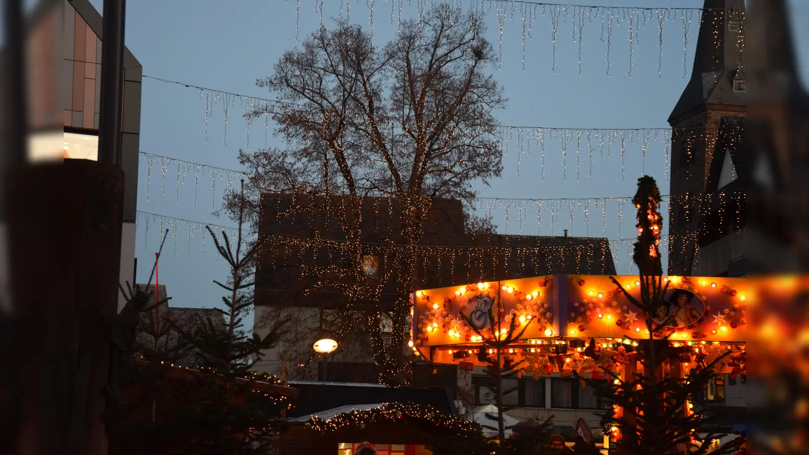 Zum Weihnachtsmarkt hüllt sich Höxters Marktplatz gern in ein Kleid aus Licht. (Foto: Marc Otto)