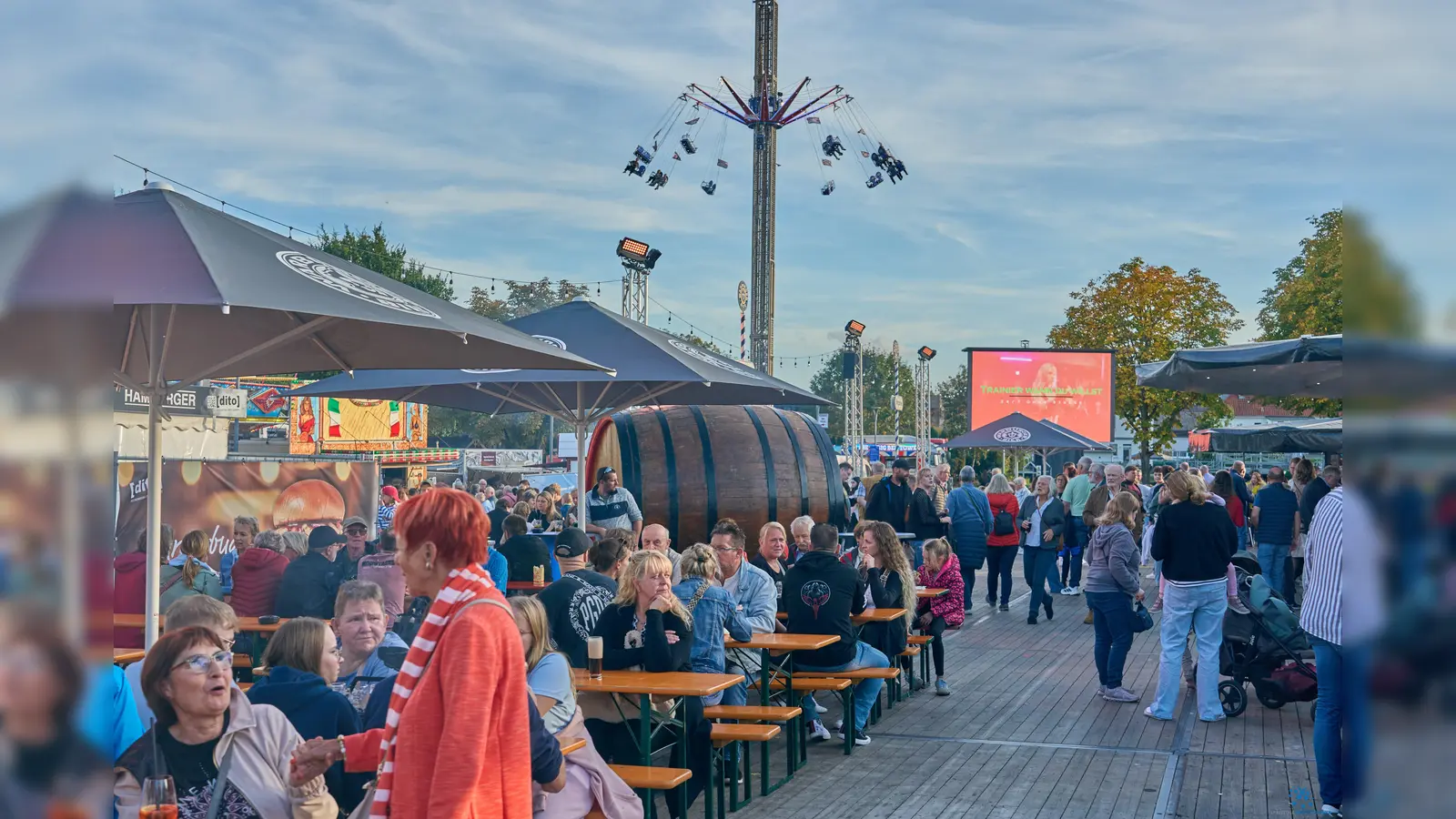 Bereits am Samstagnachmittag war der Festplatz der Warburger Oktoberwoche bei herrlichem Spätsommerwetter sehr gut besucht. (Foto: Stefan Bönning)