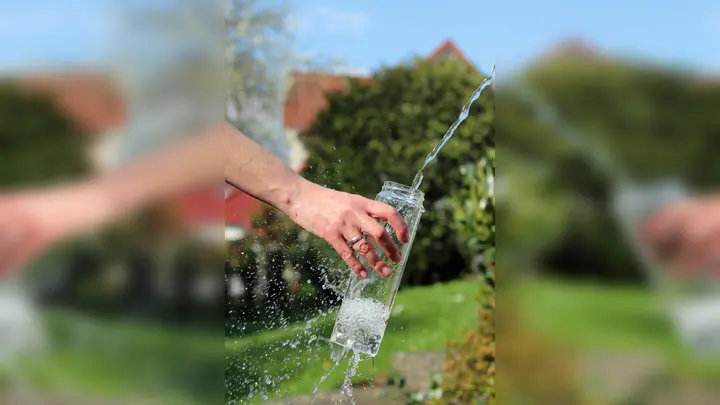 In ganz OWL und im Kreis Höxter werden Fotos gesammelt, die Bürgerinnen und Bürger zum Thema Klimafolgenanpassung einsenden. Dazu gehört beispielsweise auch das Angebot, Trinkwasser im öffentlichen Raum zapfen zu können. (Foto: Kreis Lippe)