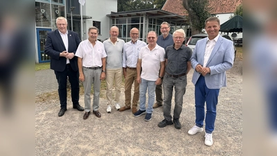 Engagieren sich ehrenamtlich für die medizinische Beratung in Höxter: die Ärzte des Med-Cafés gemeinsam mit Landrat Michael Stickeln und Bürgermeister Daniel Hartmann bei einem Besuch im vergangenen Jahr. (Foto: Stadt Höxter)